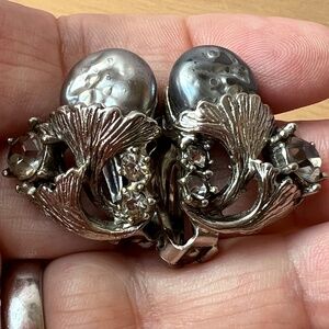 VINTAGE HAR HARGO GRAY FAUX GLASS PEARLS RHINESTONE CRYSTALS SILVERTONE EARRINGS